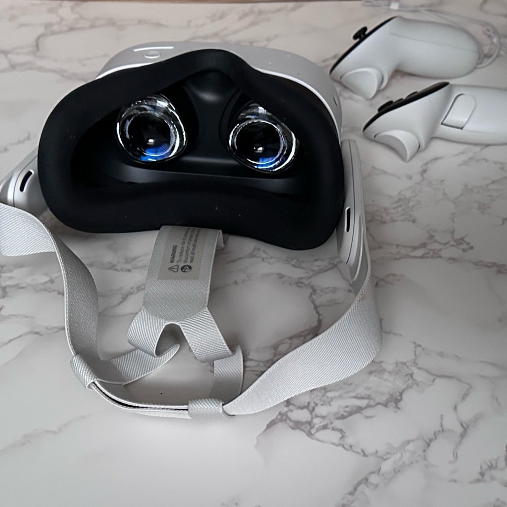 Meta Quest 3S VR Headset with Controllers *includes Batman Arkham Shadow game - Picture 9 of 10
